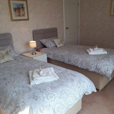 Hilltop House Airdrie Bagian luar foto