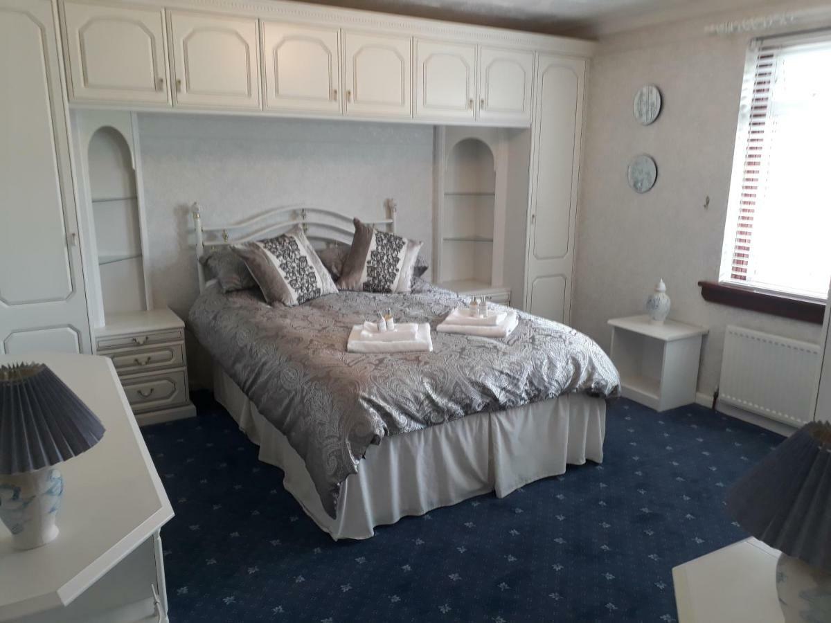 Hilltop House Airdrie Bagian luar foto